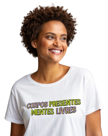 T Corpos Presentes Mentes Livres - Algodão Orgânico